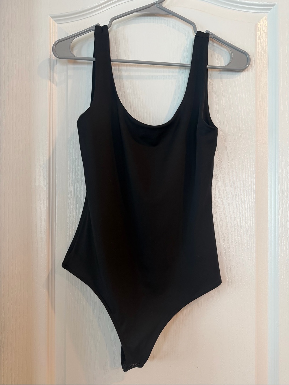 Express Body Contour High Compression Scoop Neck Bodysuit